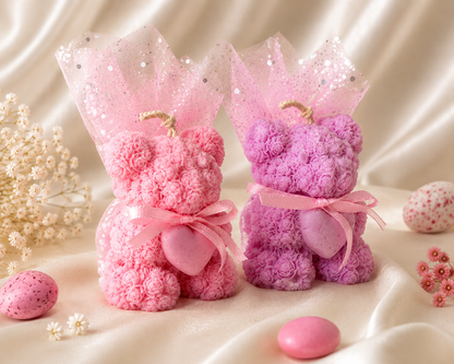 Μπομπονιέρα "Rose Teddy" – Χειροποίητο Αρωματικό Κερί Αρκουδάκι με Ανάγλυφα Τριαντάφυλλα