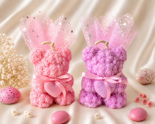 Μπομπονιέρα "Rose Teddy" – Χειροποίητο Αρωματικό Κερί Αρκουδάκι με Ανάγλυφα Τριαντάφυλλα