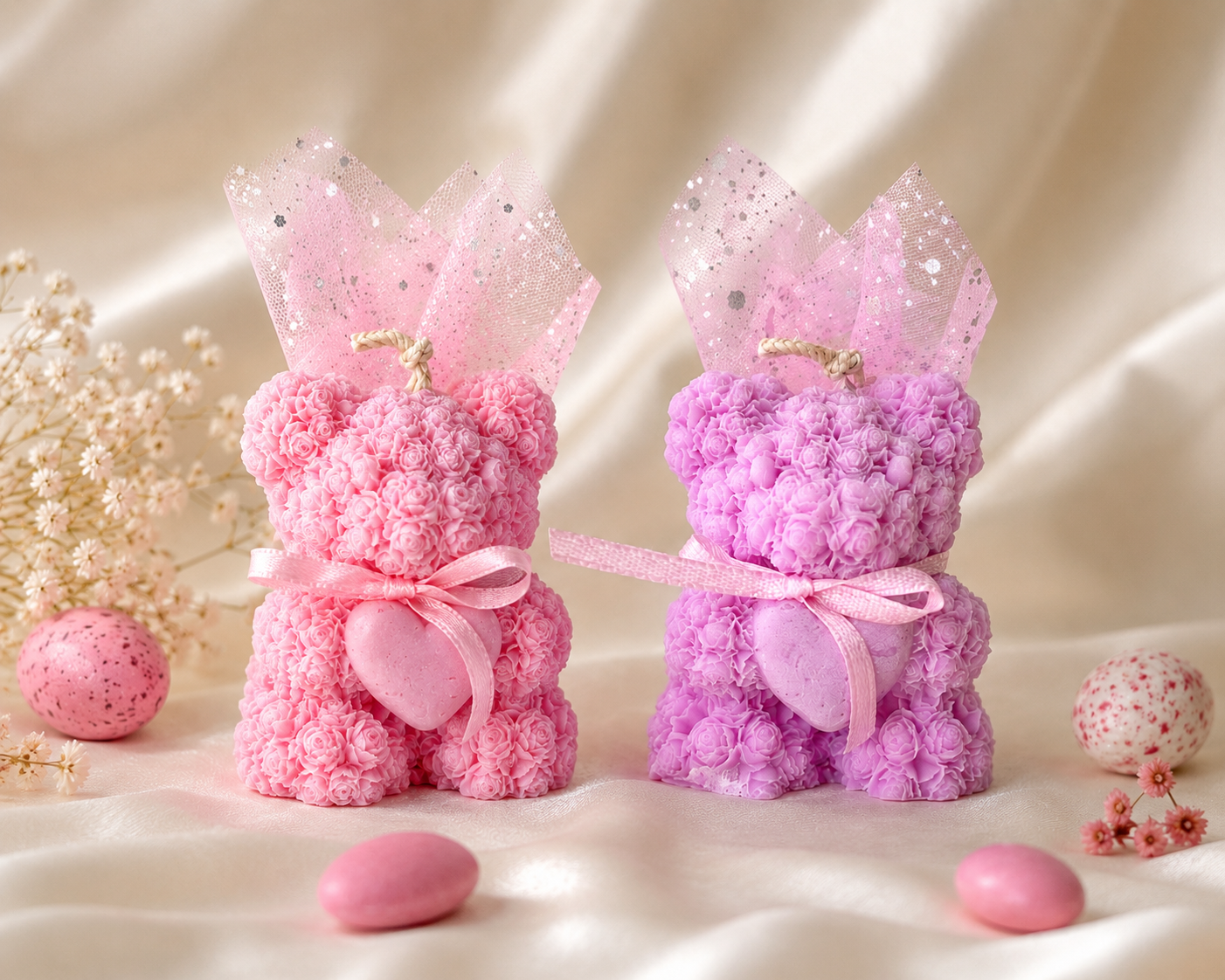 Μπομπονιέρα "Rose Teddy" – Χειροποίητο Αρωματικό Κερί Αρκουδάκι με Ανάγλυφα Τριαντάφυλλα