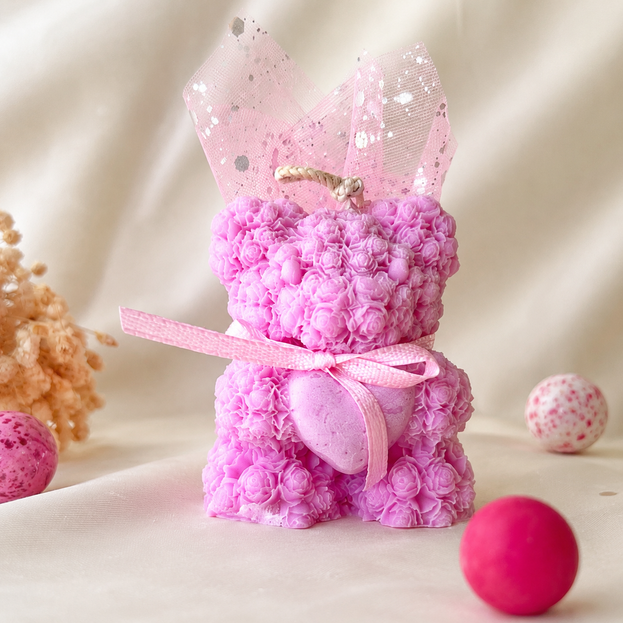 Μπομπονιέρα "Rose Teddy" – Χειροποίητο Αρωματικό Κερί Αρκουδάκι με Ανάγλυφα Τριαντάφυλλα