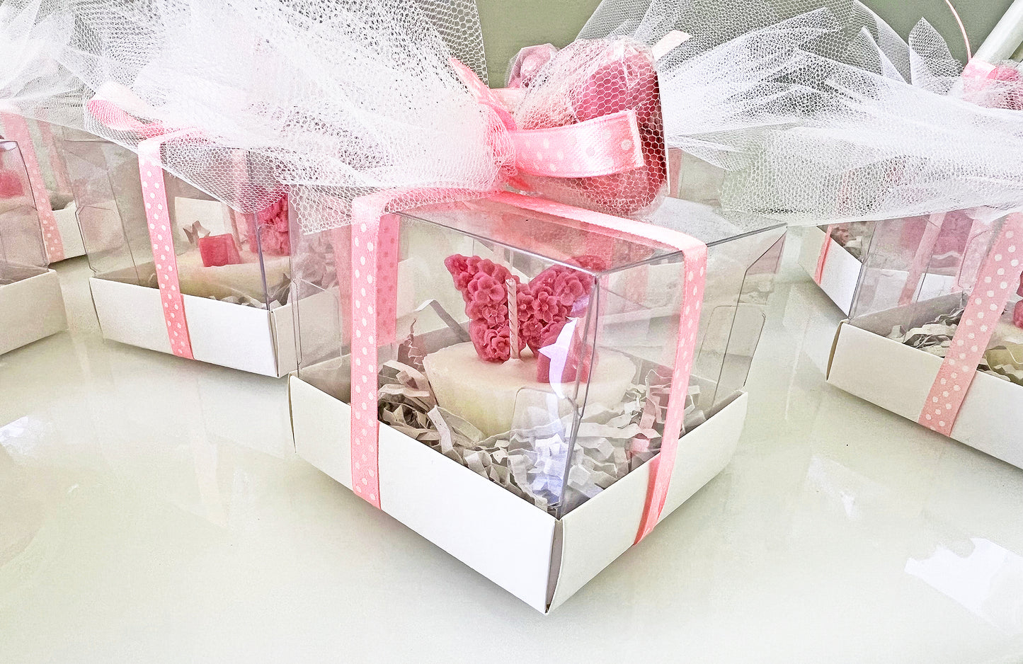 Πολυτελής Μπομπονιέρα “Πεταλούδα” – Χειροποίητο Κερί για Βάπτιση (Ροζ Luxury Δέσιμο)