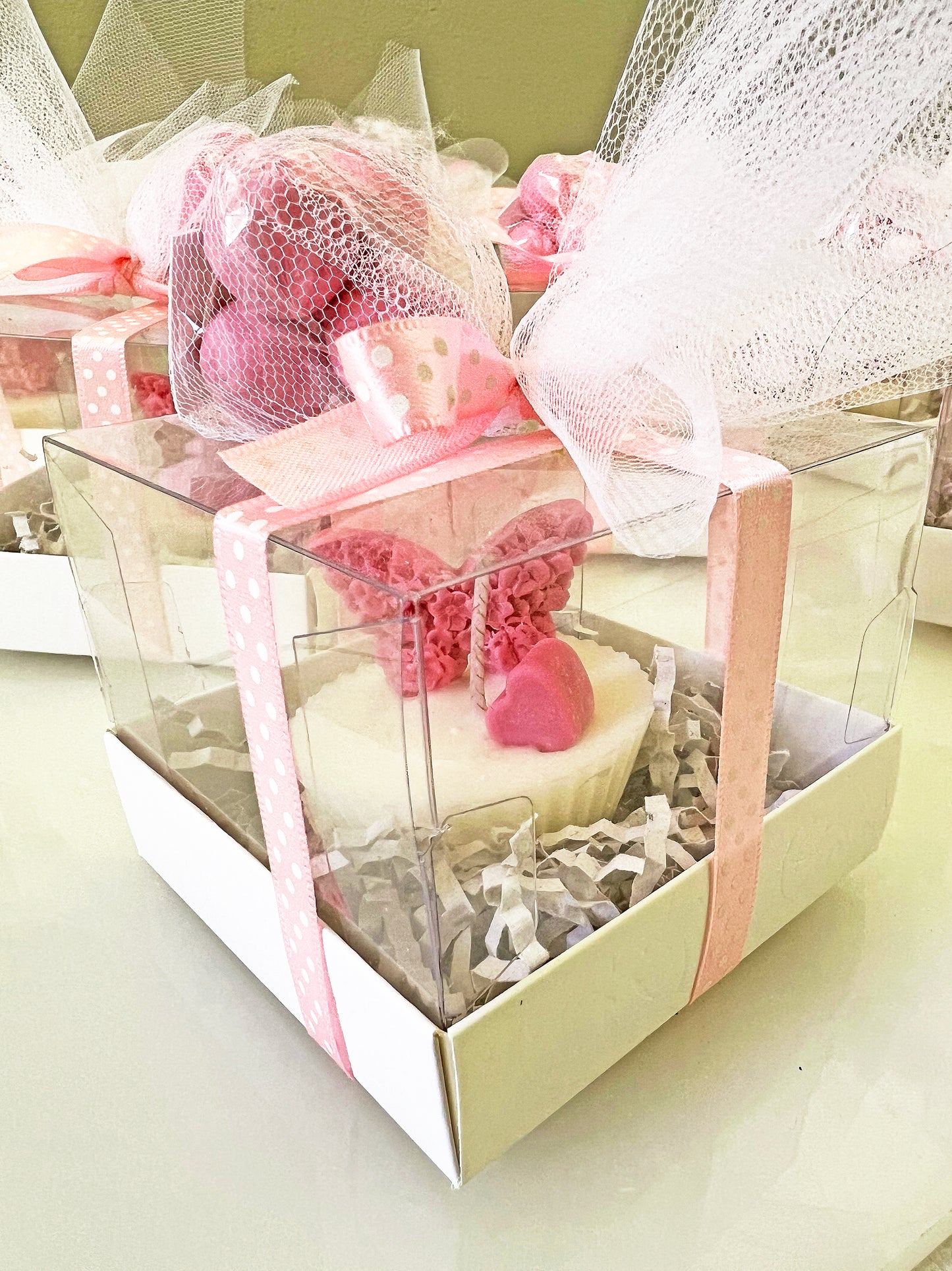 Πολυτελής Μπομπονιέρα “Πεταλούδα” – Χειροποίητο Κερί για Βάπτιση (Ροζ Luxury Δέσιμο)