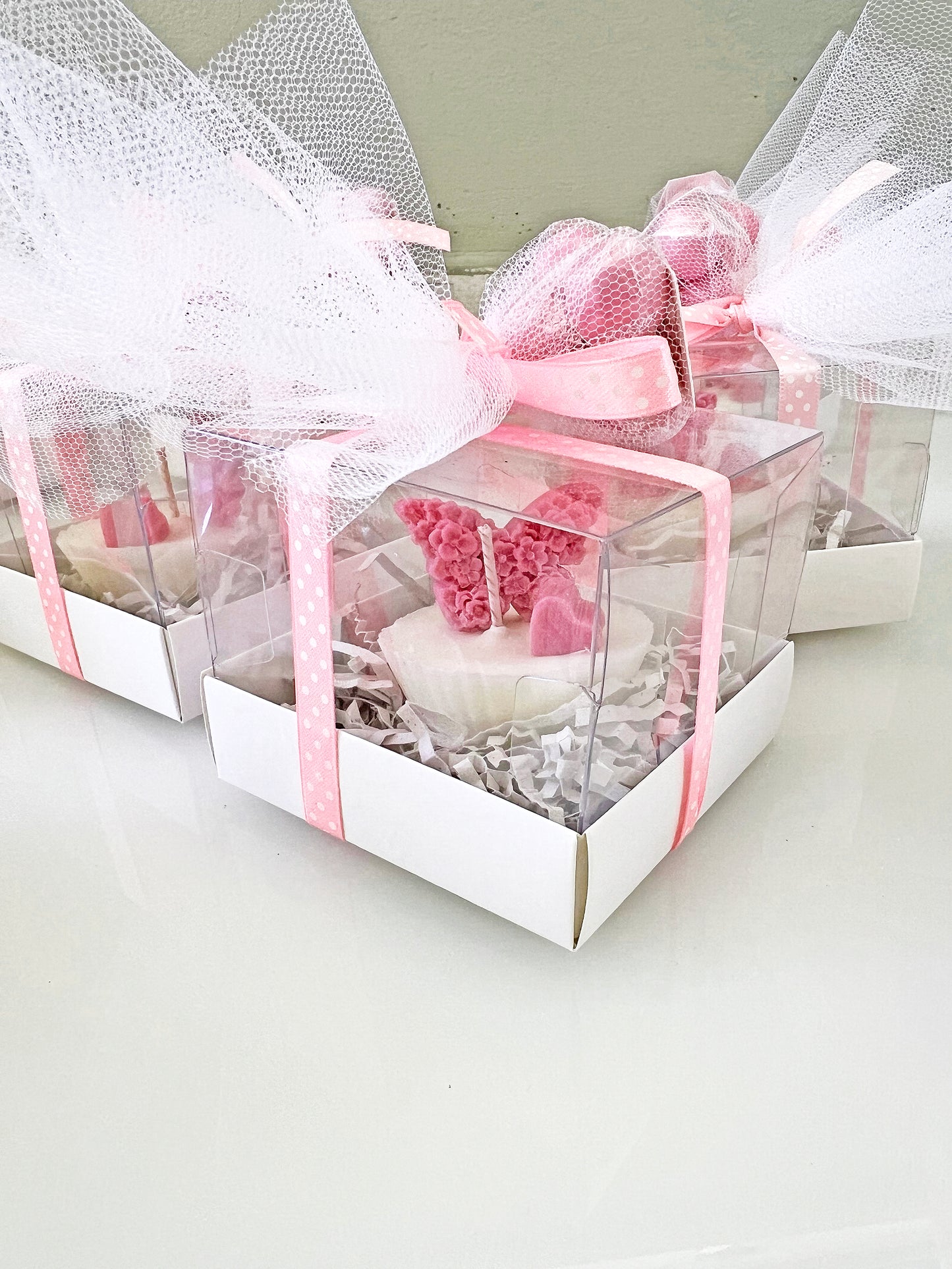 Πολυτελής Μπομπονιέρα “Πεταλούδα” – Χειροποίητο Κερί για Βάπτιση (Ροζ Luxury Δέσιμο)