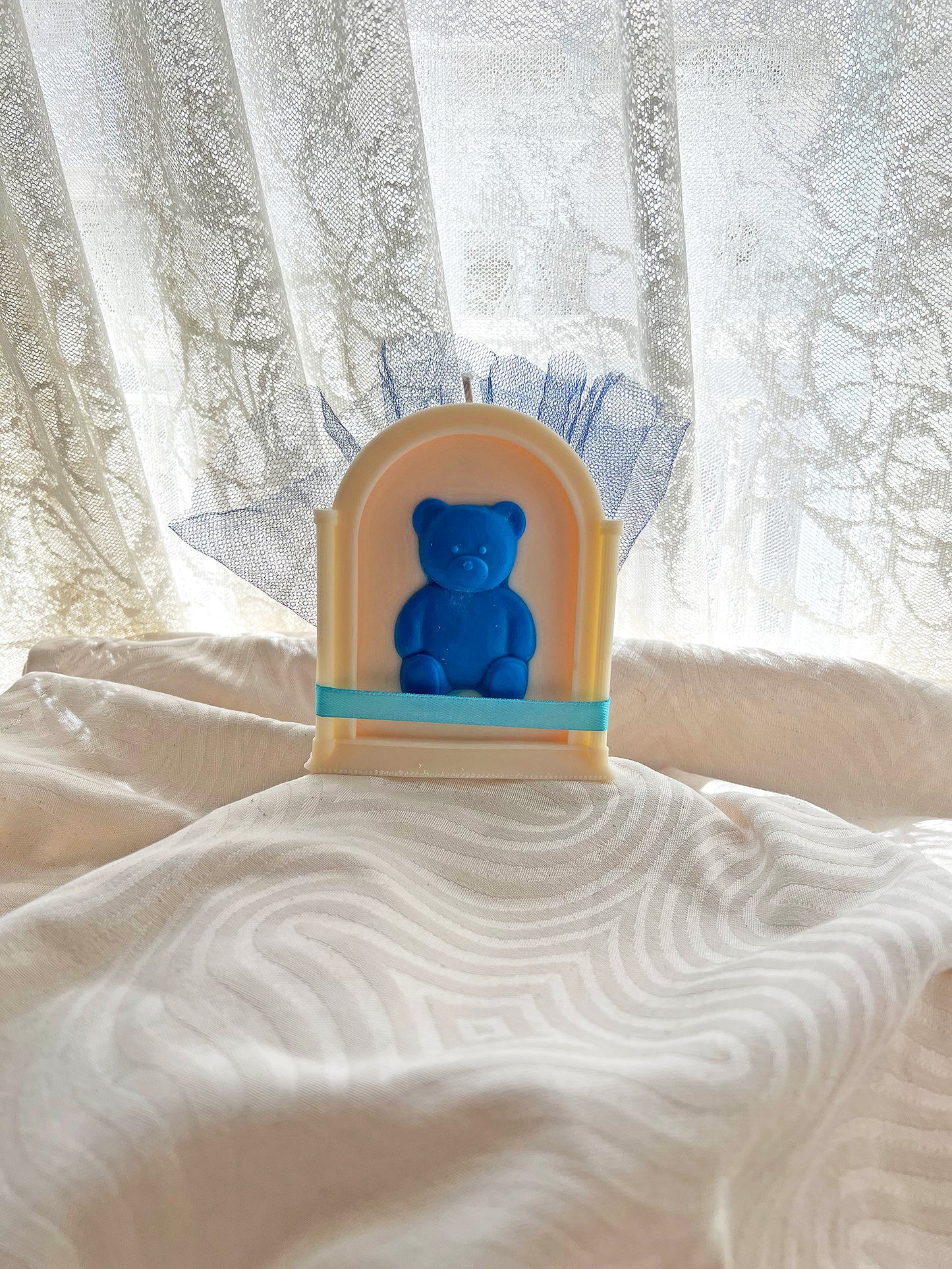 Παιδική Μπομπονιέρα “Αρκουδάκι Κορνίζα” – Ιδιαίτερο Χειροποίητο Φυτικό Αρωματικό Κερί για Βάπτιση