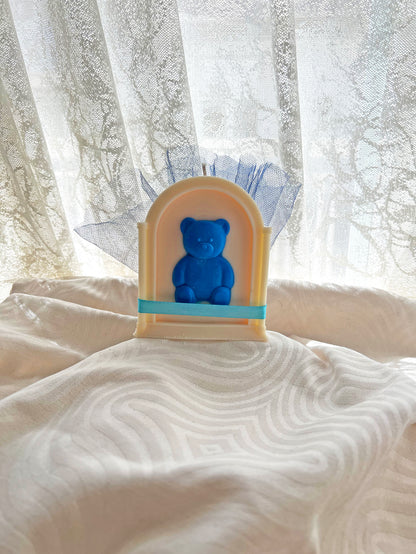 Παιδική Μπομπονιέρα “Αρκουδάκι Κορνίζα” – Ιδιαίτερο Χειροποίητο Φυτικό Αρωματικό Κερί για Βάπτιση