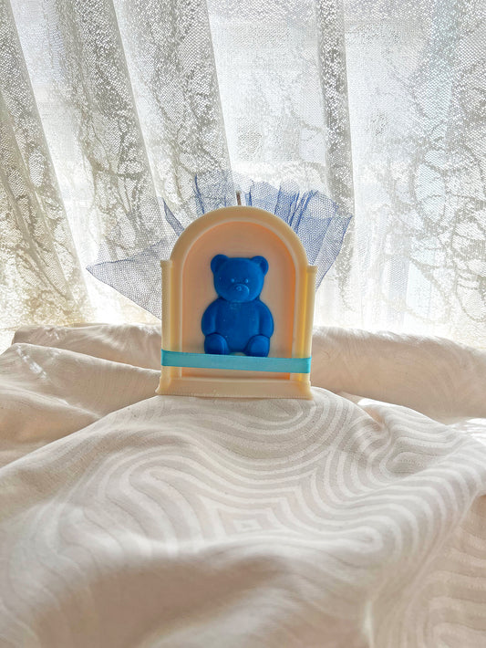 Παιδική Μπομπονιέρα “Αρκουδάκι Κορνίζα” – Ιδιαίτερο Χειροποίητο Φυτικό Αρωματικό Κερί για Βάπτιση