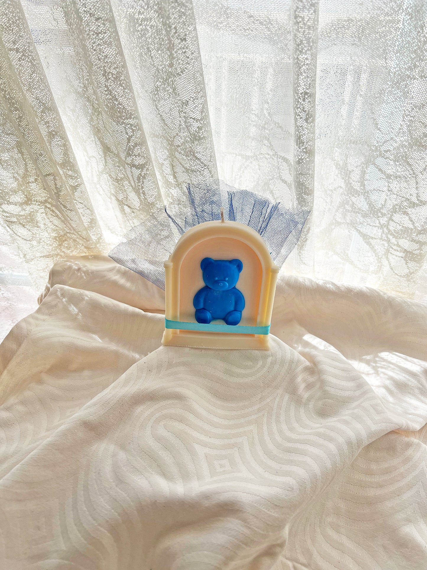 Παιδική Μπομπονιέρα “Αρκουδάκι Κορνίζα” – Ιδιαίτερο Χειροποίητο Φυτικό Αρωματικό Κερί για Βάπτιση