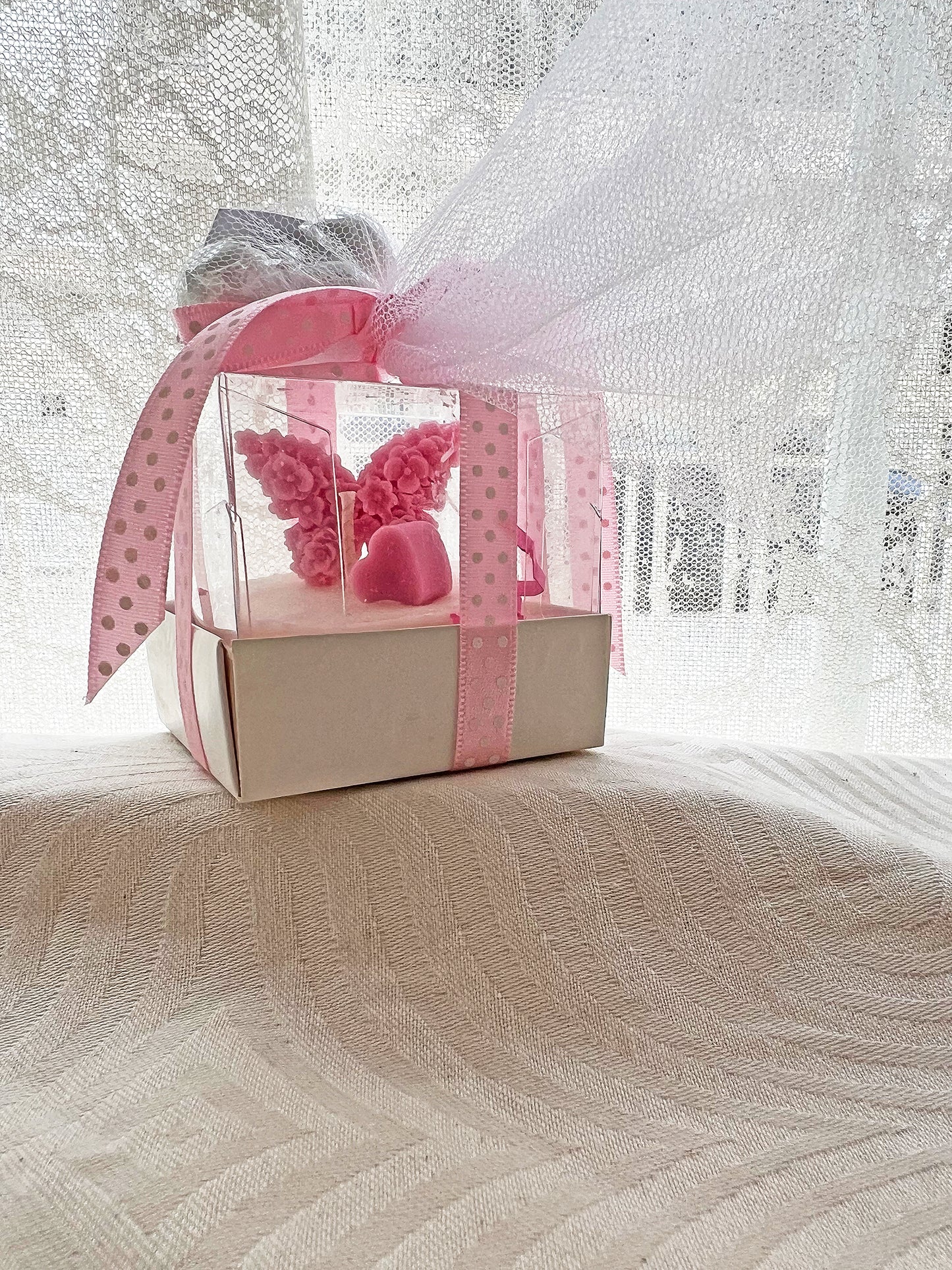 Πολυτελής Μπομπονιέρα “Πεταλούδα” – Χειροποίητο Κερί για Βάπτιση (Ροζ Luxury Δέσιμο)