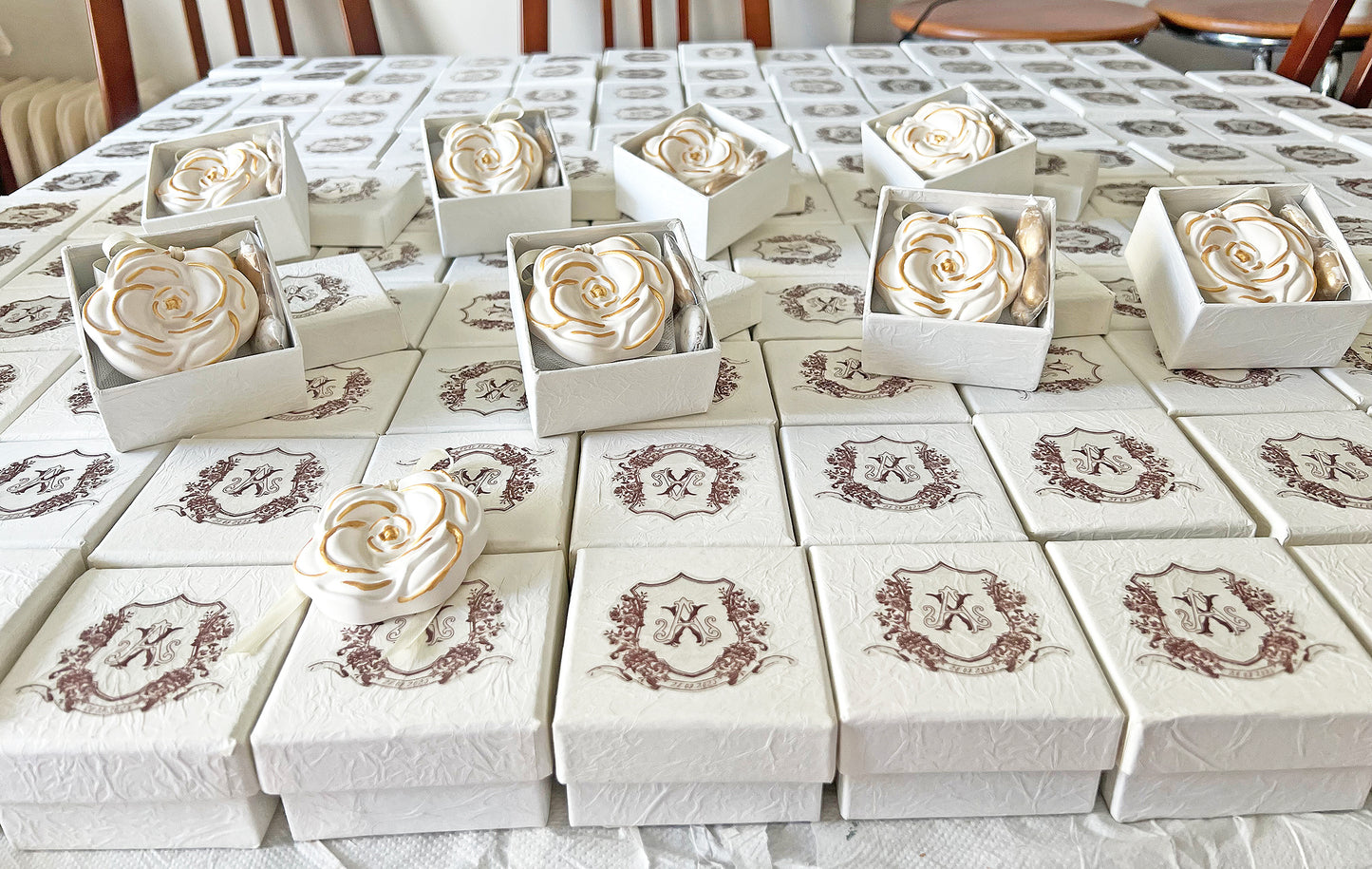 Πολυτελής Μπομπονιέρα – Πορσελάνινη Αρωματική Ταμπλέτα Ντουλάπας “Παιώνια” με Premium Άρωμα