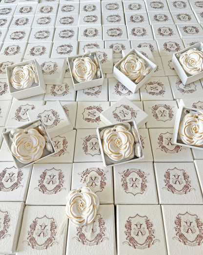 Πολυτελής Μπομπονιέρα – Πορσελάνινη Αρωματική Ταμπλέτα Ντουλάπας “Παιώνια” με Premium Άρωμα