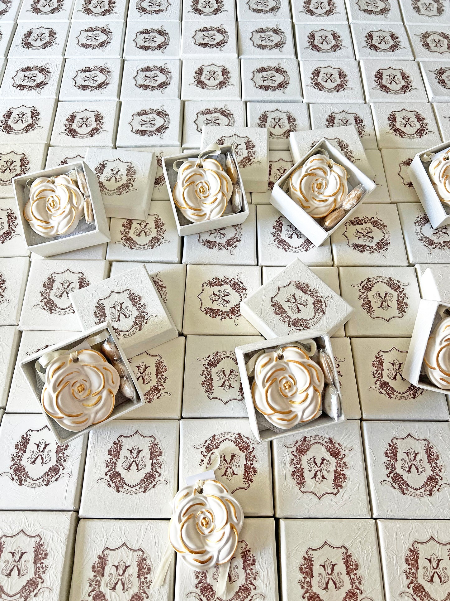 Πολυτελής Μπομπονιέρα – Πορσελάνινη Αρωματική Ταμπλέτα Ντουλάπας “Παιώνια” με Premium Άρωμα