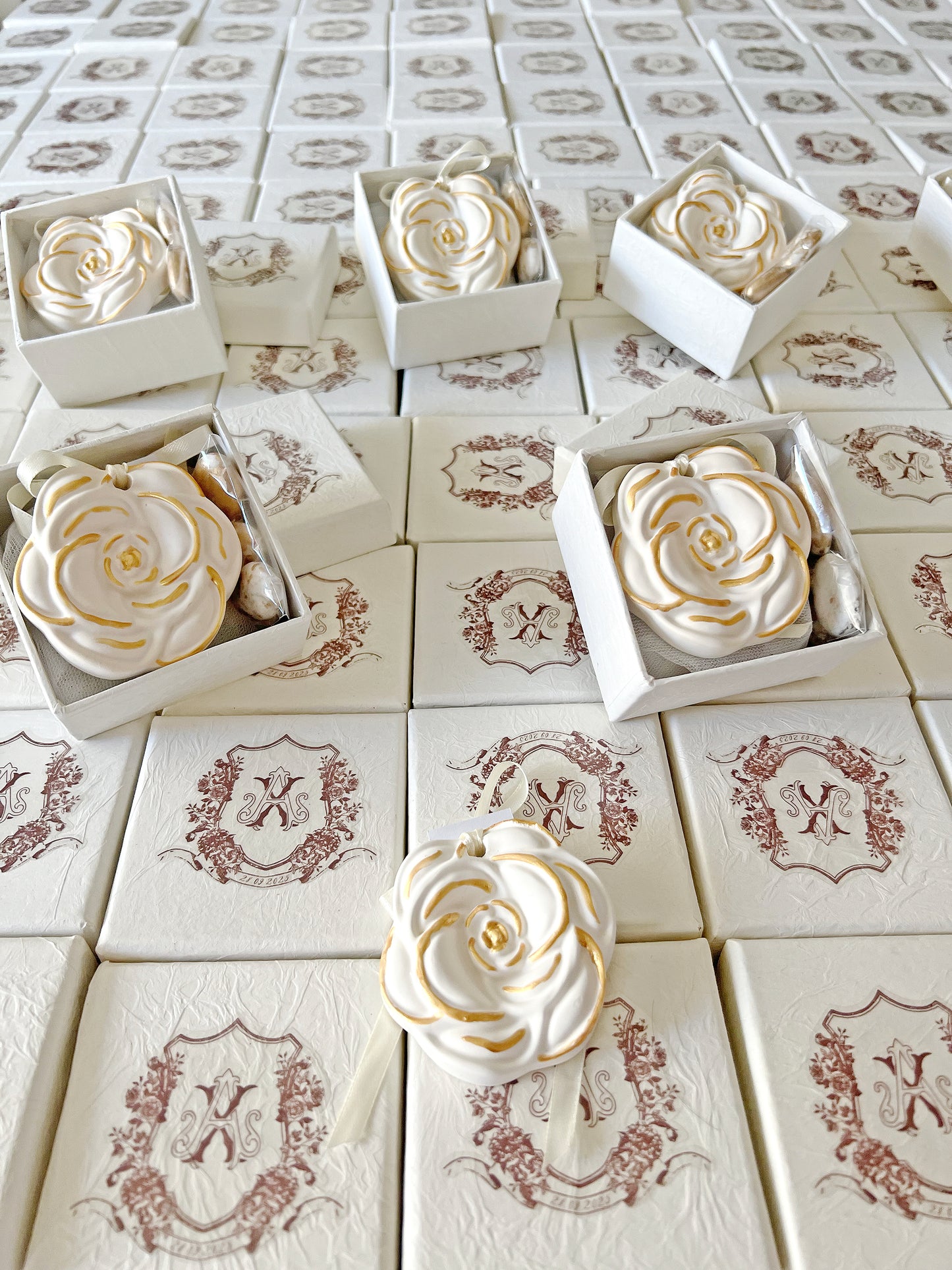 Πολυτελής Μπομπονιέρα – Πορσελάνινη Αρωματική Ταμπλέτα Ντουλάπας “Παιώνια” με Premium Άρωμα