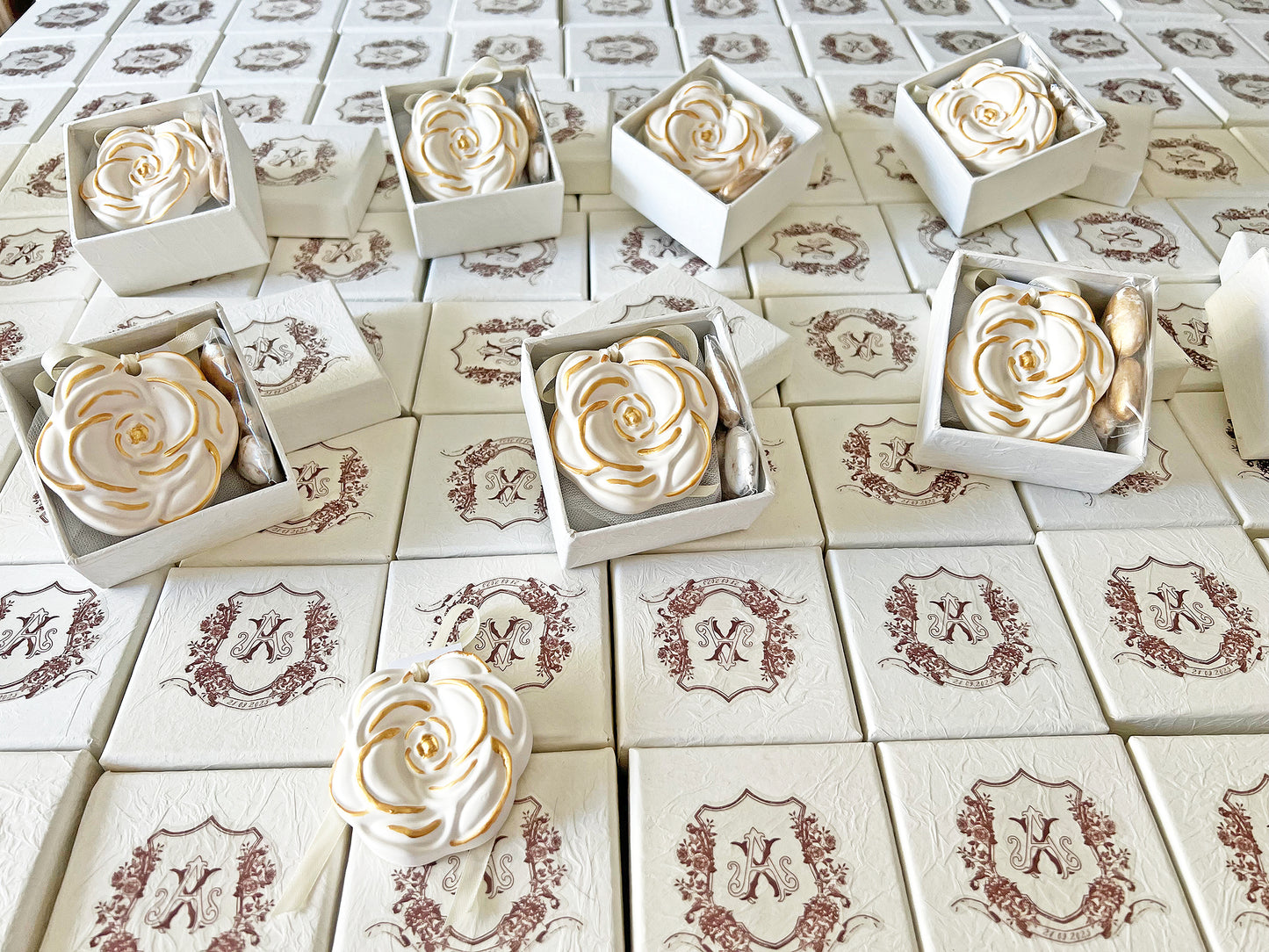 Πολυτελής Μπομπονιέρα – Πορσελάνινη Αρωματική Ταμπλέτα Ντουλάπας “Παιώνια” με Premium Άρωμα