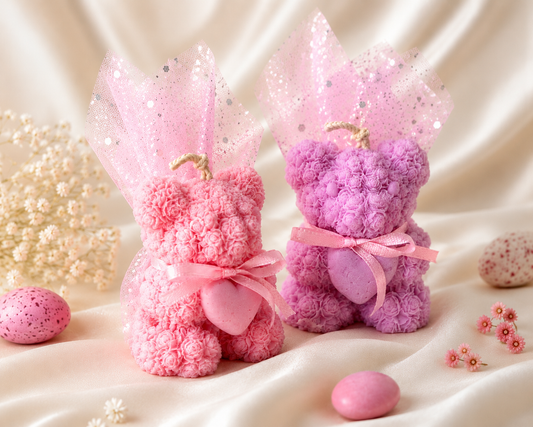 Μπομπονιέρα "Rose Teddy" – Χειροποίητο Αρωματικό Κερί Αρκουδάκι με Ανάγλυφα Τριαντάφυλλα